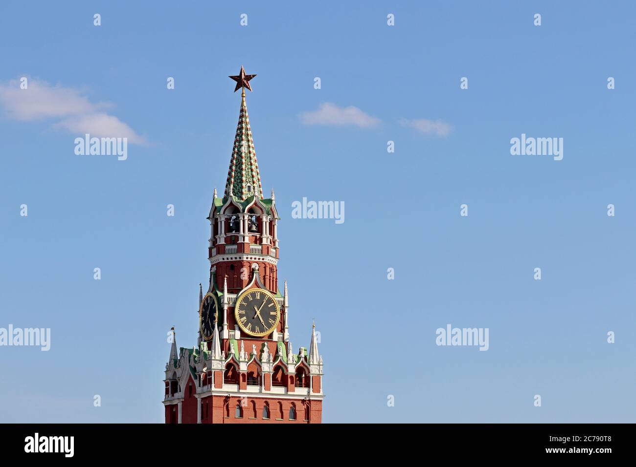 I chimes della torre di Spasskaya, simbolo della Russia sulla Piazza Rossa. La torre del Cremlino di Mosca è isolata su sfondo blu Foto Stock