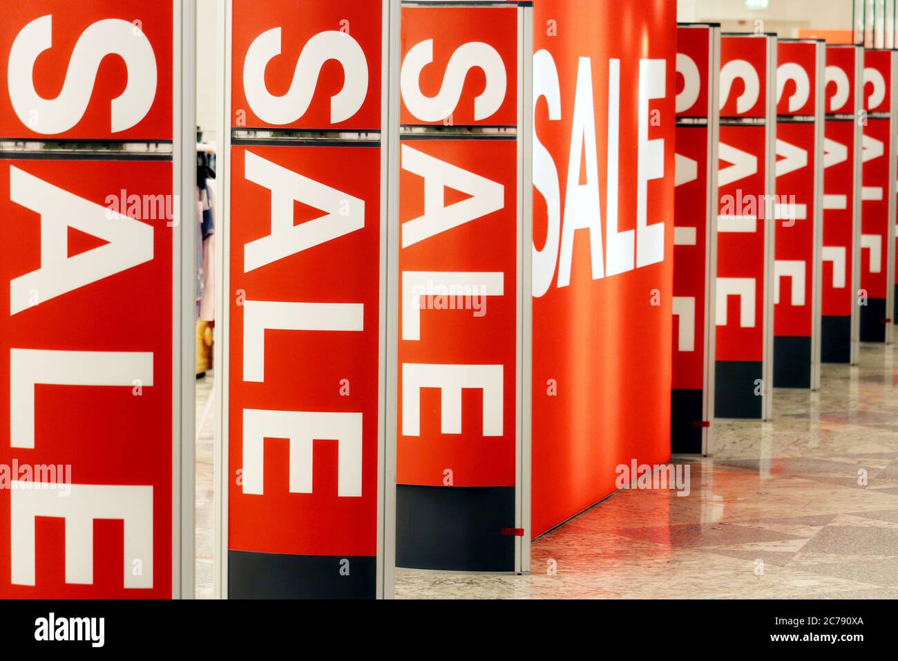 Pannelli luminosi con cartelli di vendita in un negozio. Concetto di shopping, vendite, sconti Foto Stock