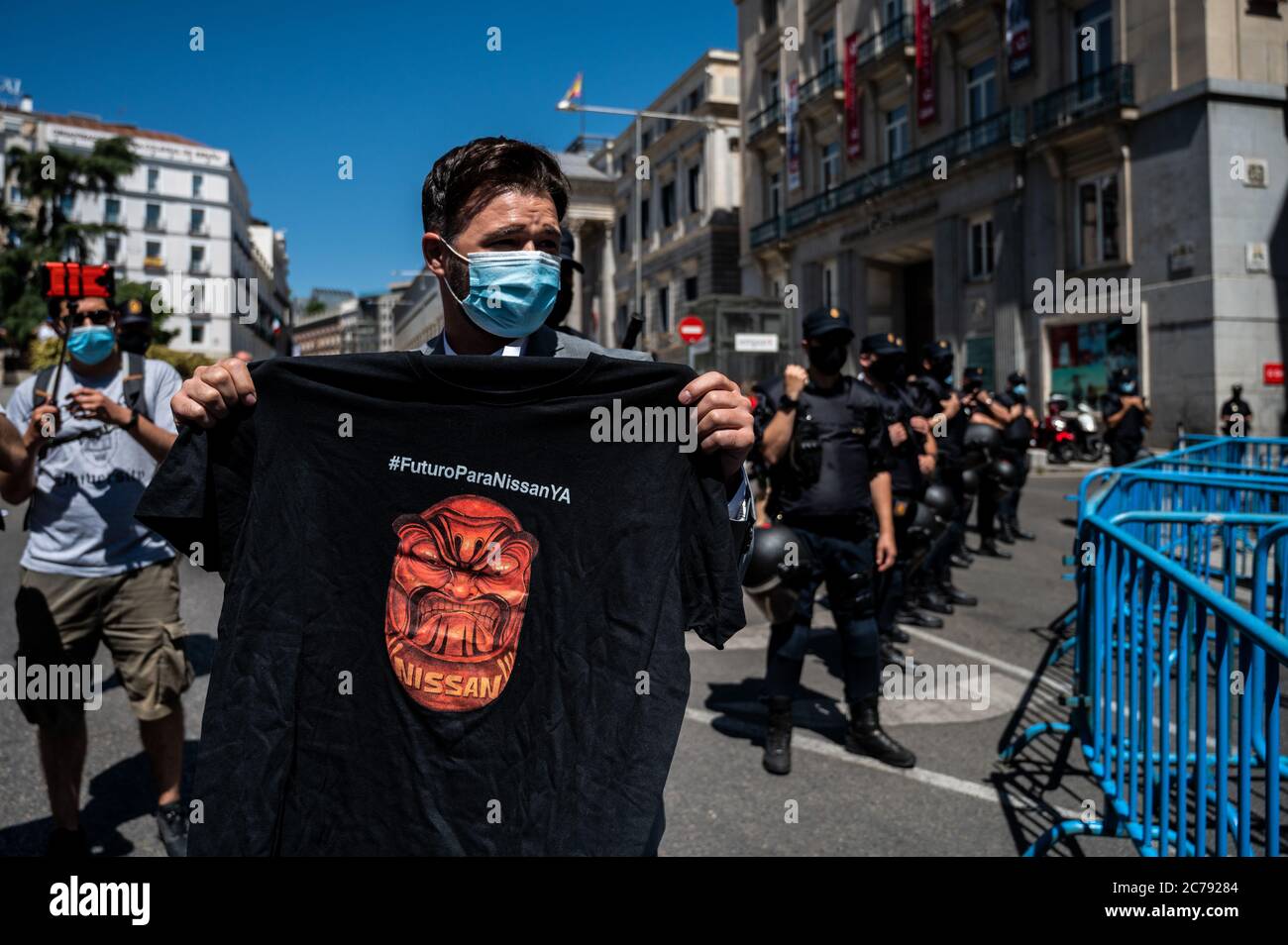 Madrid, Spagna. 15 luglio 2020. Il vice Gabriel Rufian dell'ERC ha dato sostegno ai dipendenti di Nissan durante una protesta contro la chiusura della fabbrica giapponese di automobili situata a Barcellona, mentre il costruttore giapponese Nissan ha deciso di chiudere la sua fabbrica, dove sono impiegate 3,000 persone. Credit: Marcos del Mazo/Alamy Live News Foto Stock