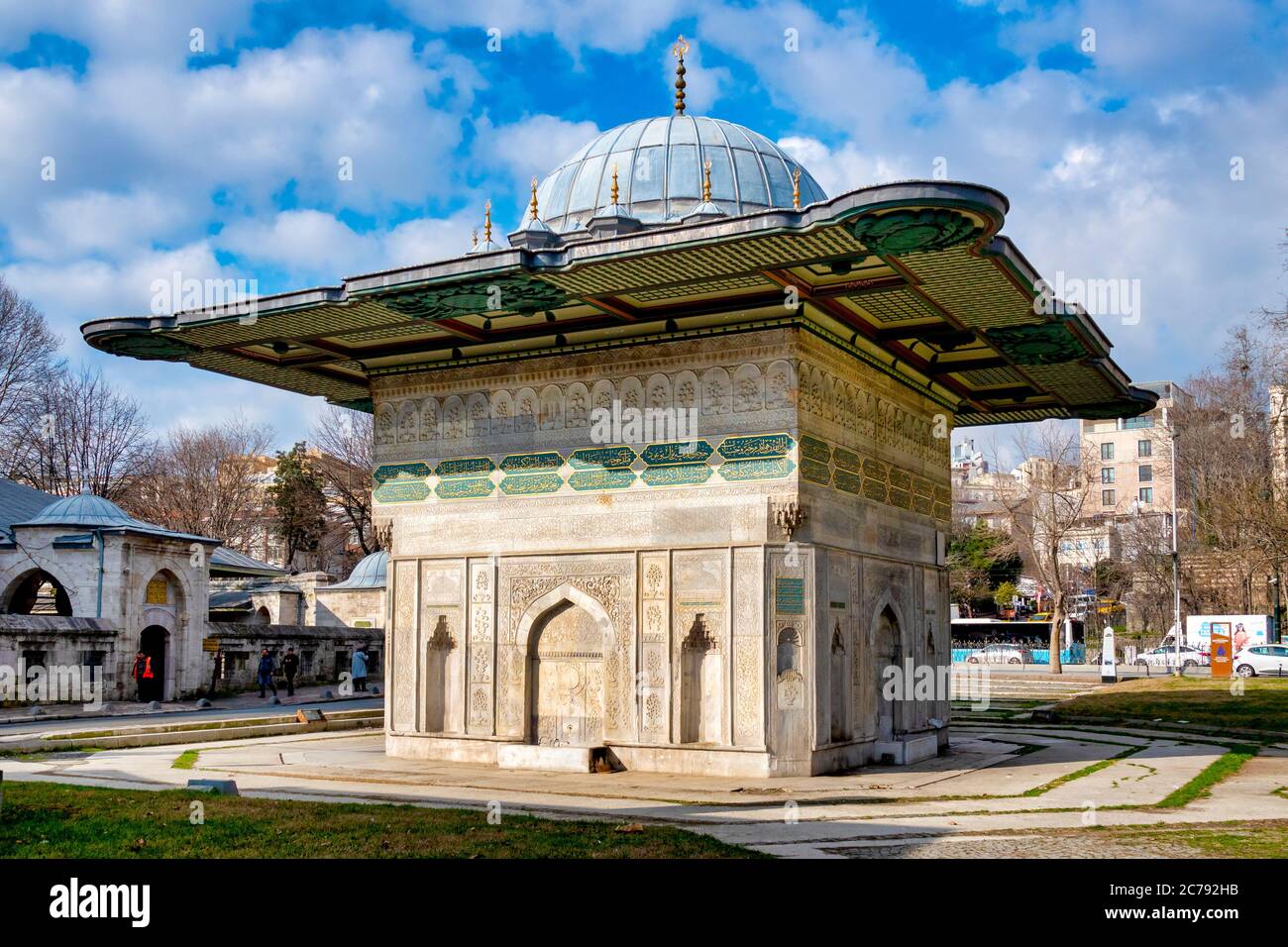 Tophane, fontana del xviii secolo di acqua pubblica fontana costruita dal sultano ottomano Mahmud I e la Moschea Nusretiye, Istanbul, Turchia Foto Stock