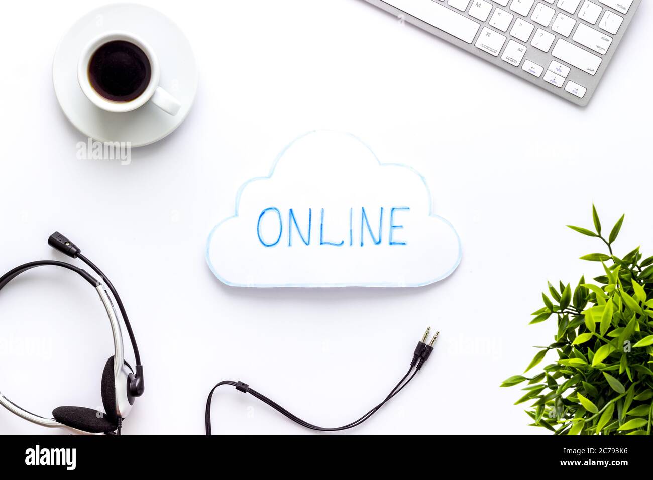 Concetto di networking online. Vista dall'alto del desktop Office Foto Stock