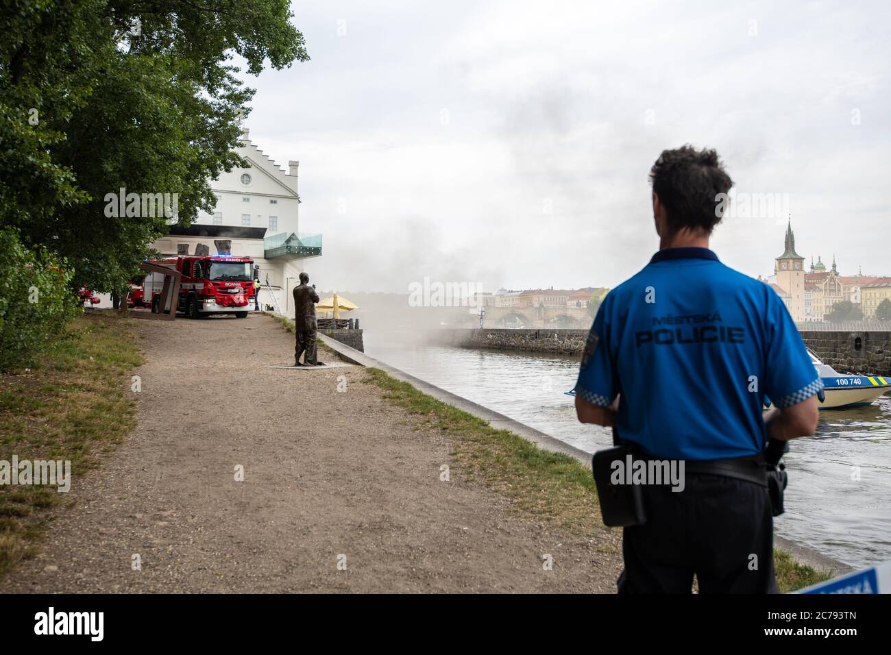 Il cablaggio elettrico è in fiamme nella sala tecnica del Museo Kampa a Praga, Repubblica Ceca, il 15 luglio 2020. Le fiamme non hanno raggiunto il museo, ma fu Foto Stock