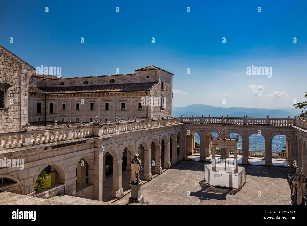 3 luglio 2020 - Abbazia di Montecassino - Antico monastero benedettino. Chiostro del Bramante con cisterna ottagonale e loggia del Paradiso. Urgenza Foto Stock