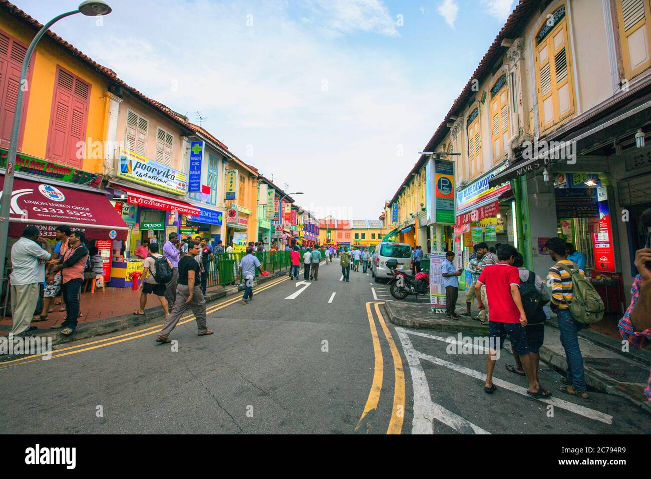 lavoratori migranti in little india street singapore, singapore, little india singapore, colorata little india, migranti indiani singapore, dipinti murali Foto Stock