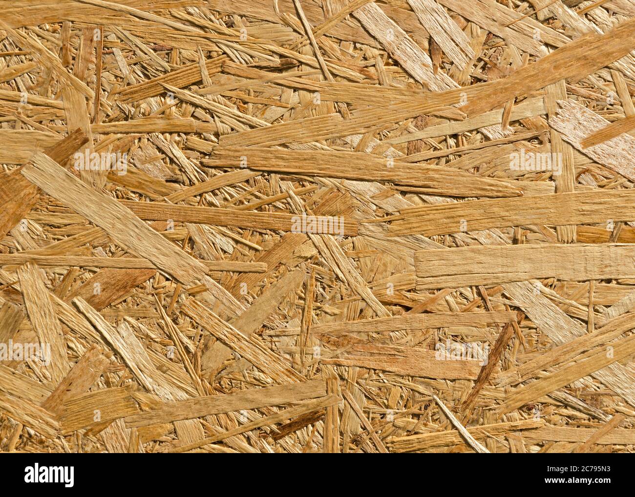 La lastra OSB è fatta di trucioli di legno marrone pressati insieme in un pavimento di legno Foto Stock