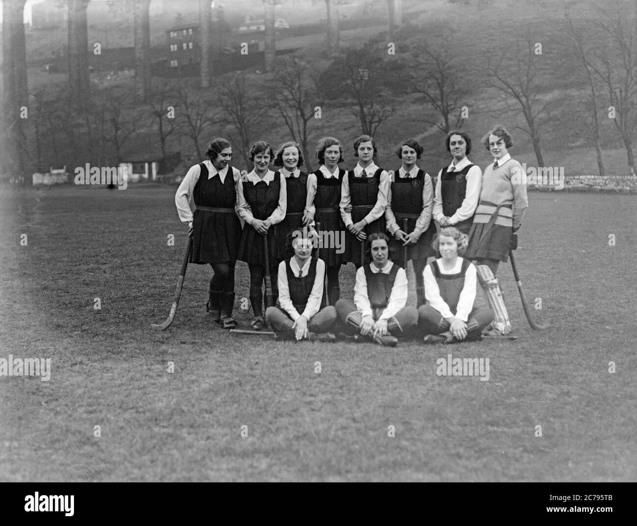 Fotografia d'epoca scattata nel 1931 con la Huddersfield Ladies Hockey Team in Inghilterra. Foto Stock