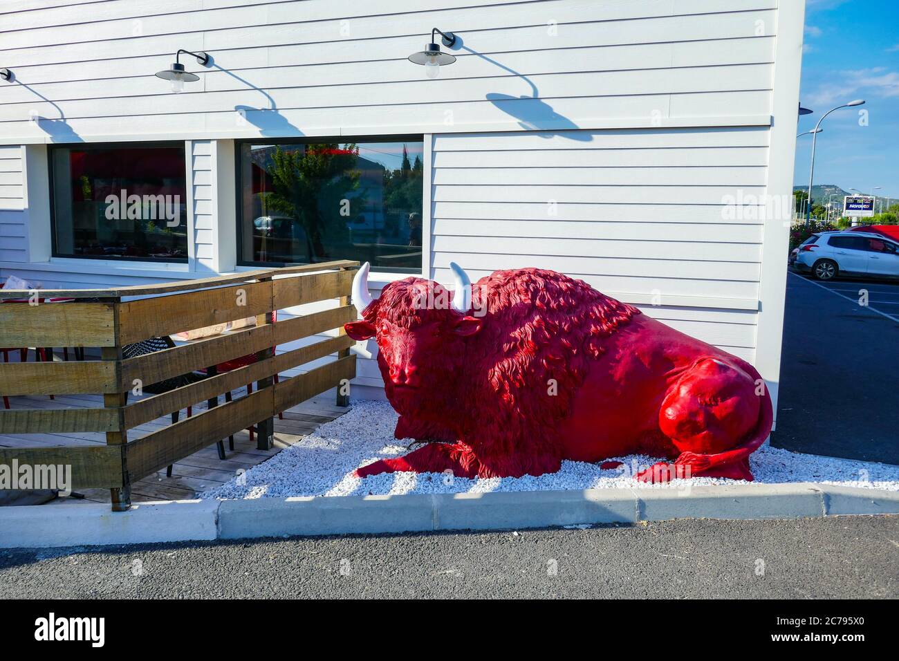 Bufalo al bisonte rosso all'esterno del ristorante Buffalo Grill, Briancon, Francia Foto Stock