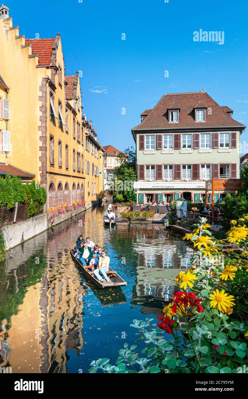 GITA in barca SUL canale COLMAR ALSACE 'Petite Venise' visitatori che esplorano il Corso d'acqua su una perfetta fine giornata estiva Colmar Alsazia Francia Foto Stock