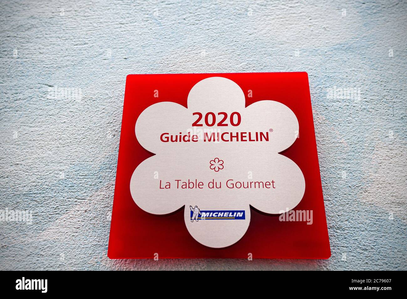 Cartello Michelin Star applique 'la Table Du Gourmet' ristorante 2020 con una stella Michelin a Riquewihr Alsazia Francia Foto Stock