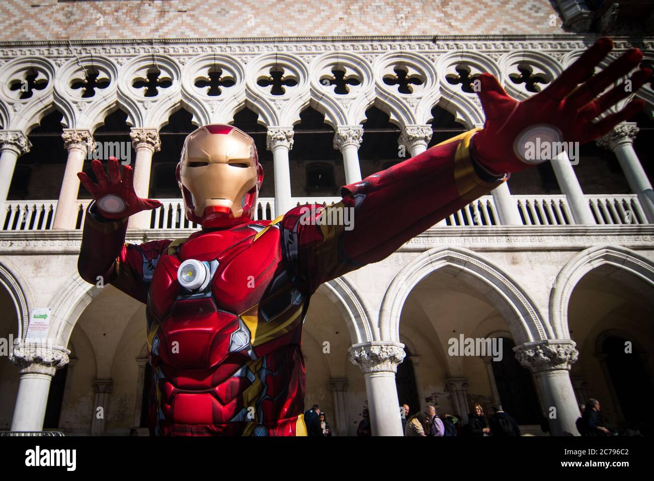 VENEZIA, ITALIA - 28 FEBBRAIO 2019: Maschera Iron Man dagli Avengers  dell'Universo Marvel si pone di fronte a Palazzo Ducale durante il  Carnevale di Venezia Foto stock - Alamy
