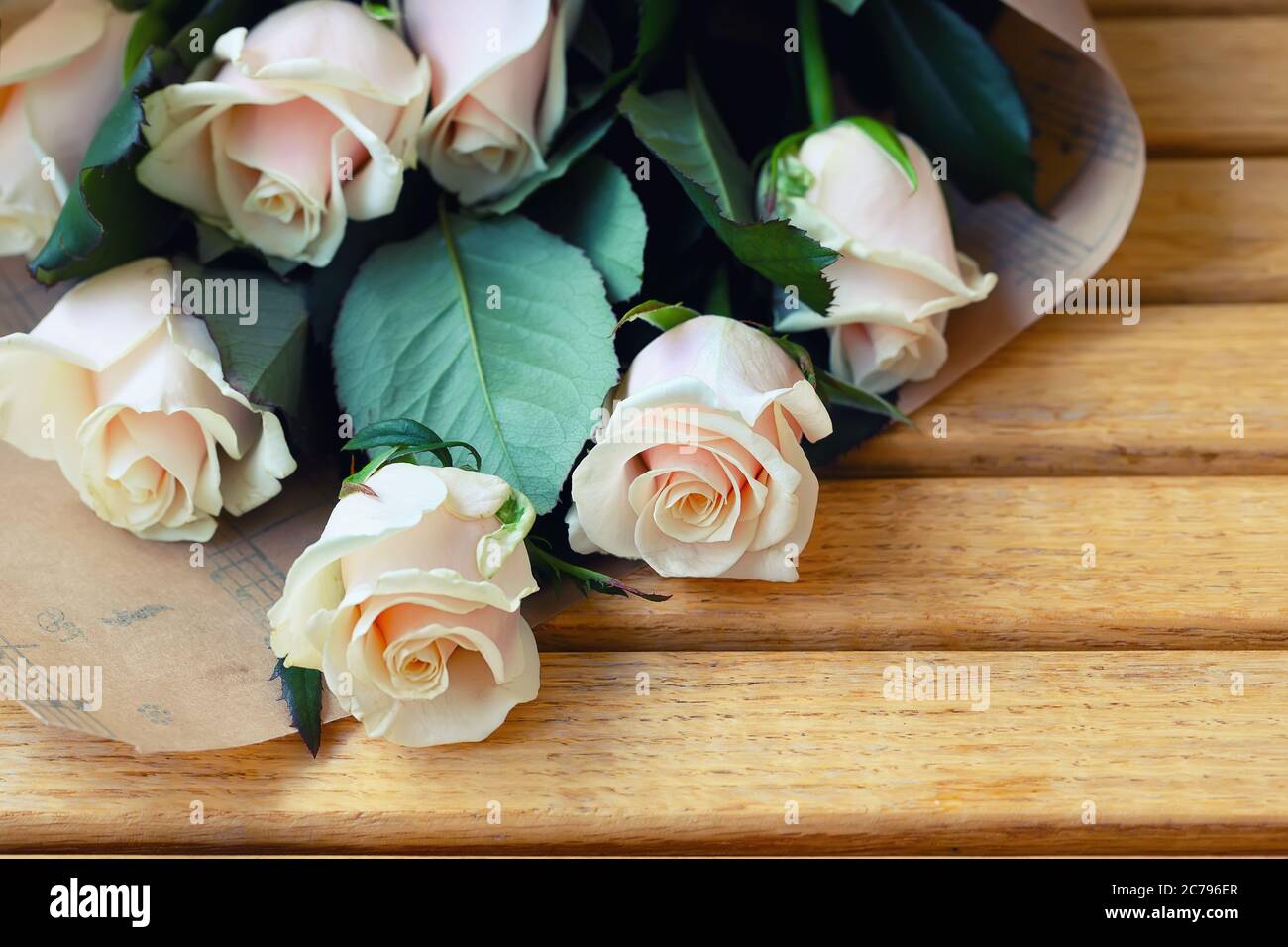 Bouquet di rose pastello naturali. Sfondo di legno Foto Stock