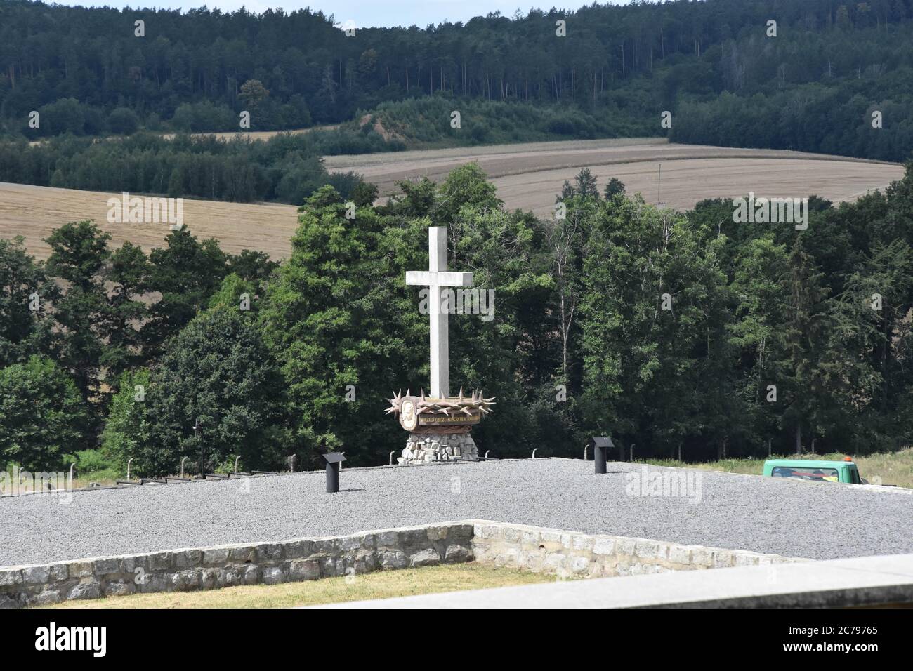 15 luglio 2020, Rogoznica, Dolny Slask, Polonia: Il campo di Gross-Rosen è stato istituito nell'agosto 1940 come ramo di KL Sachsenhausen, i cui prigionieri sono stati assegnati a lavorare nella cava di granito locale. Il primo trasporto arrivò il 2 agosto 1940. Il 1 maggio 1941, Arbeitslager Gross-Rosen ottenne lo status di campo di concentramento indipendente. Nei primi due anni di esistenza di KL, Gross-Rosen era un piccolo campo ancora focalizzato sul servizio di cava. Foto Stock