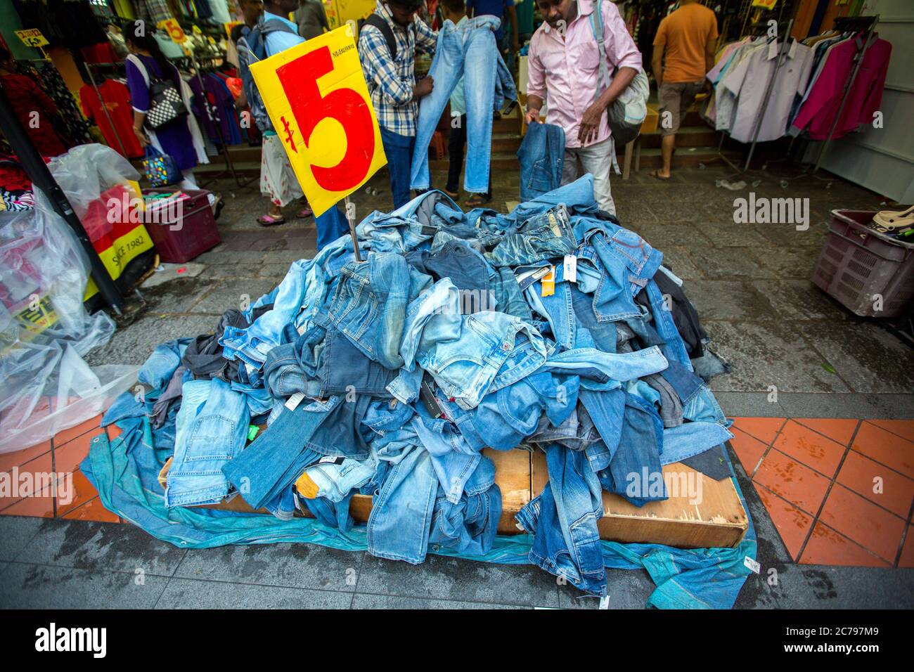 lavoratori migranti in little india street singapore, singapore, little india singapore, colorata little india, migranti indiani singapore, dipinti murali Foto Stock