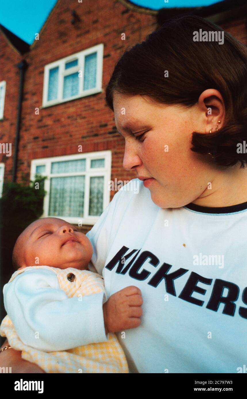 Adolescente madre e bambino che vive in alloggio temporaneo; Leeds UK Foto Stock
