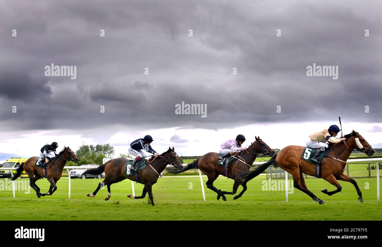 Rebel Soldier Boy guidato da Jockey Danny Tudhope (a destra) sulla loro strada per vincere la Watch Racing TV Now Median Auction Maiden Stakes presso Catterick Bridge Racecourse. Foto Stock