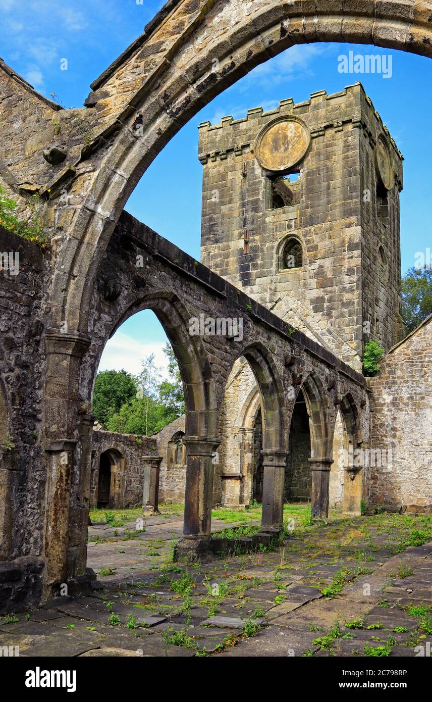 Le rovine della chiesa di Thomas a Becket, in formato ritratto, a Heptonstall, West Yorkshire, Inghilterra, Regno Unito Foto Stock