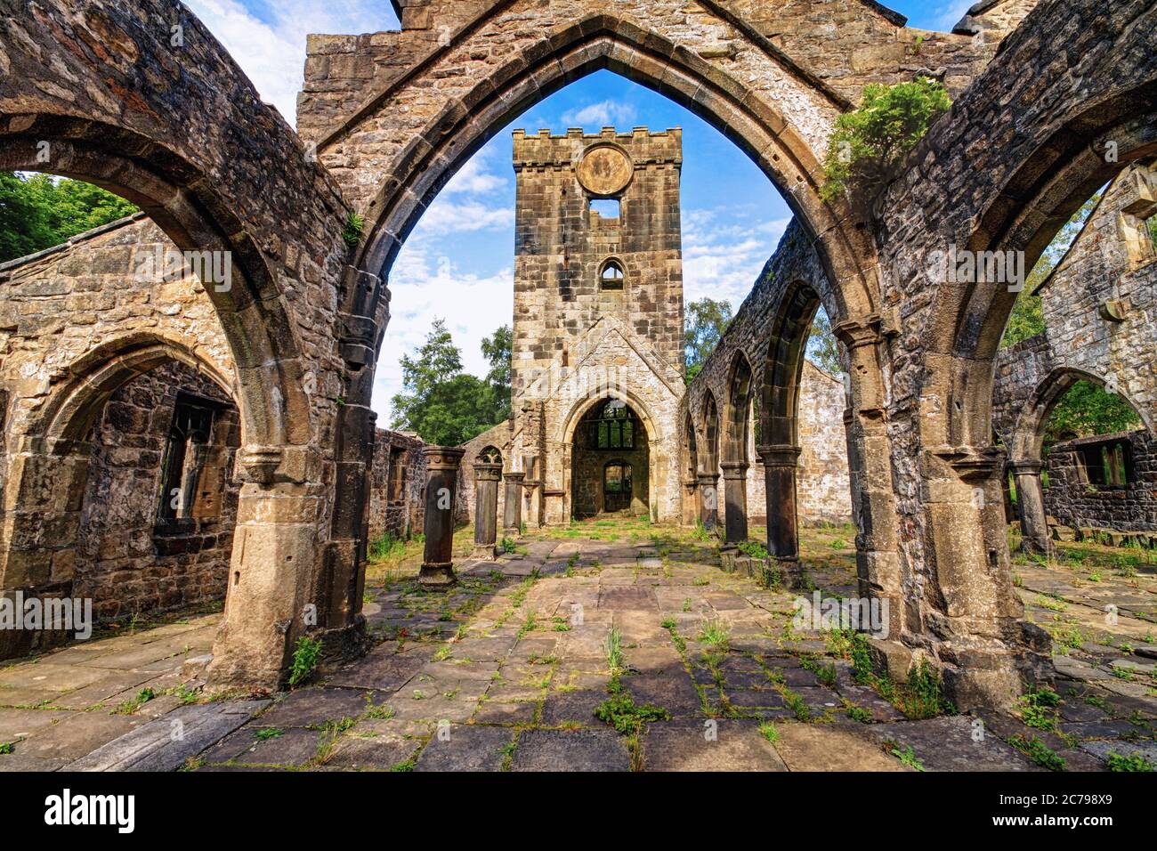 Guardando attraverso gli archi delle rovine della chiesa di Thomas a Becket, a Heptonstall, West Yorkshire, Inghilterra, Regno Unito Foto Stock