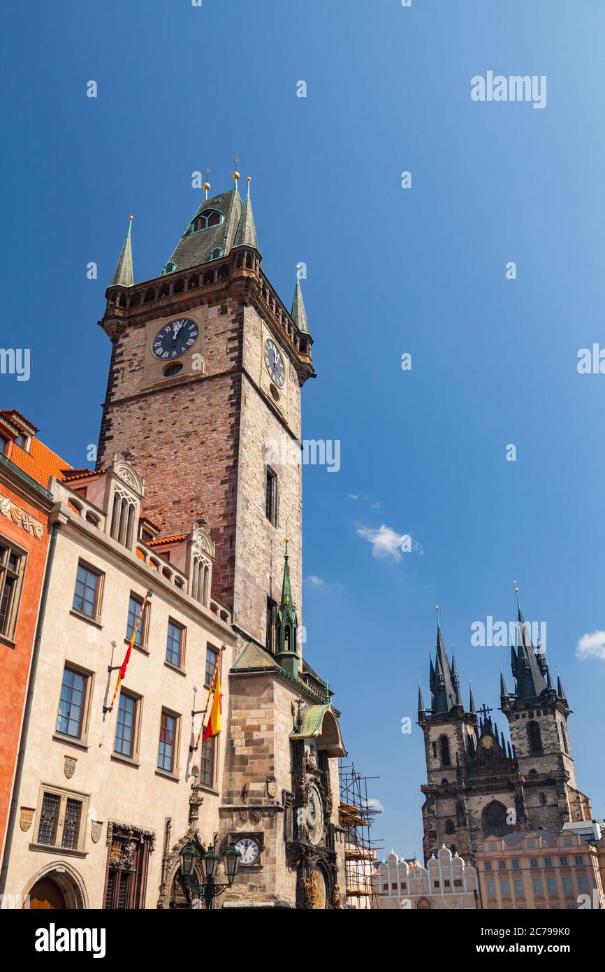 Il Vecchio Municipio al giorno di sole, Praga, Repubblica Ceca. Foto verticale Foto Stock