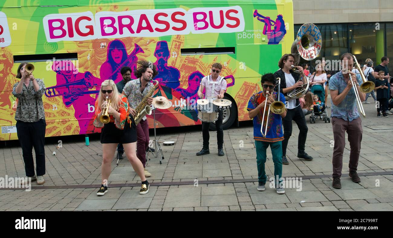 La band di ottone di New Orleans, The Brass Funkeys, con sede a Londra, suona al Durham City Festival of Brass Foto Stock