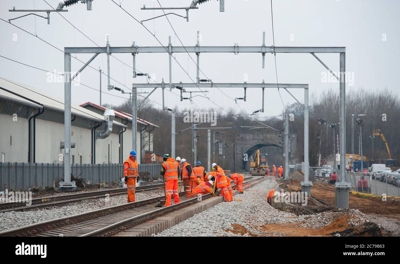 Il team ferroviario permanente lavora su binari ferroviari nel Regno Unito. Foto Stock