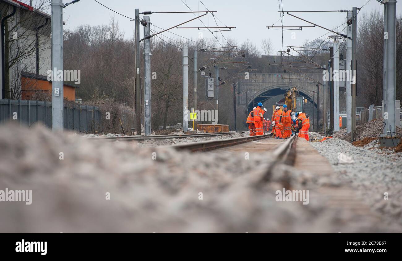 Il team ferroviario permanente lavora su binari ferroviari nel Regno Unito. Foto Stock