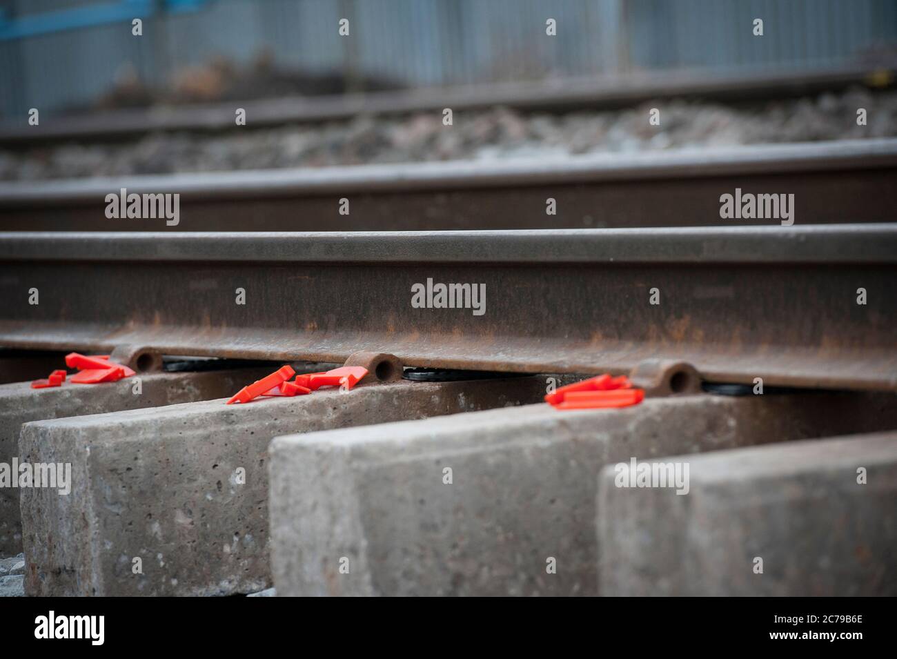 Primo piano di traversine di binari e calcestruzzo su una sezione ferroviaria in Inghilterra, Regno Unito. Foto Stock