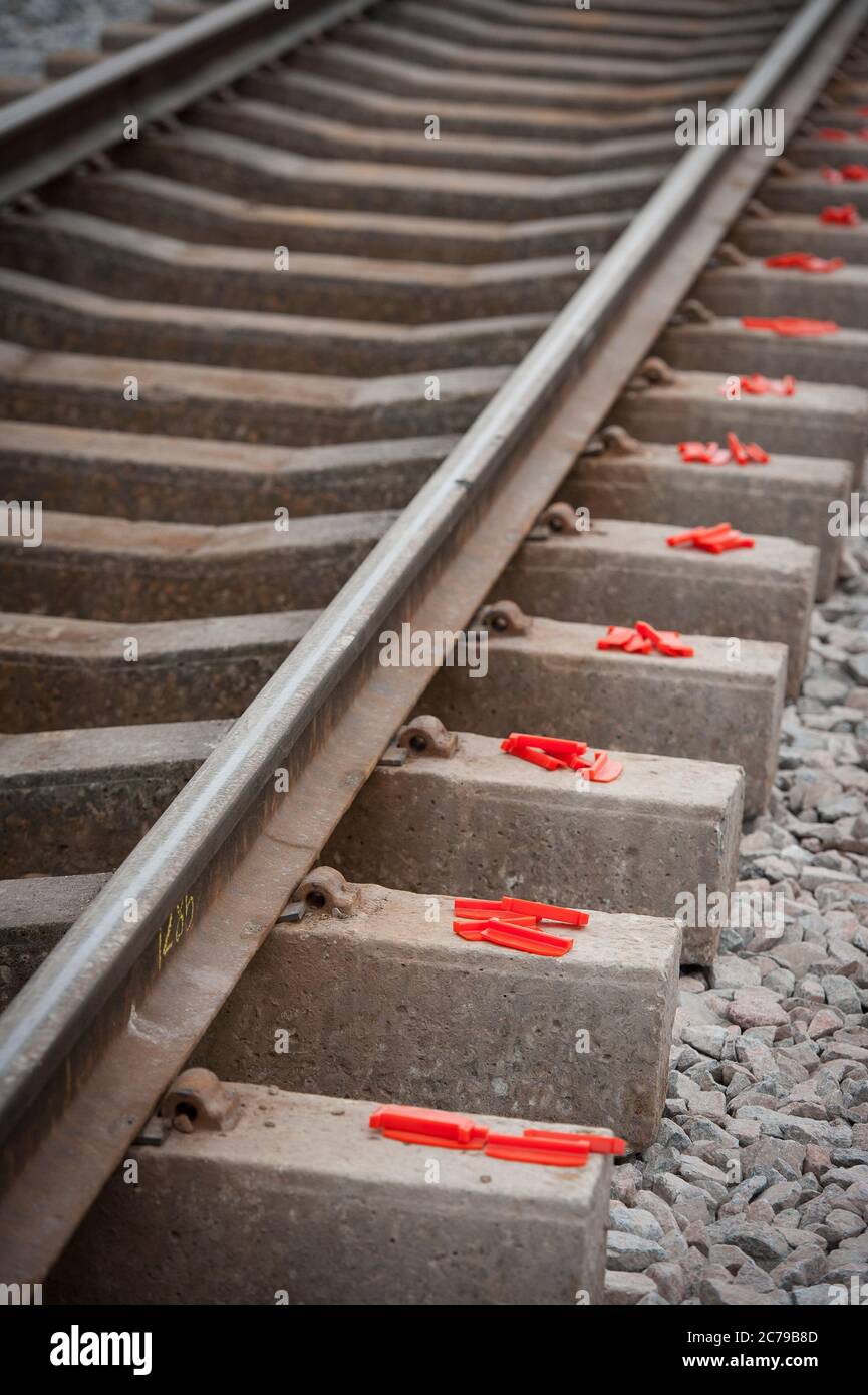 Primo piano di traversine di binari e calcestruzzo su una sezione ferroviaria in Inghilterra, Regno Unito. Foto Stock