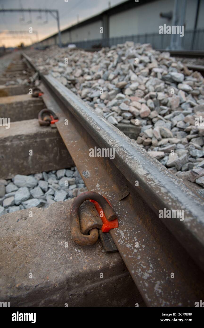 Primo piano di traversine di binari e calcestruzzo su una sezione ferroviaria in Inghilterra, Regno Unito. Foto Stock