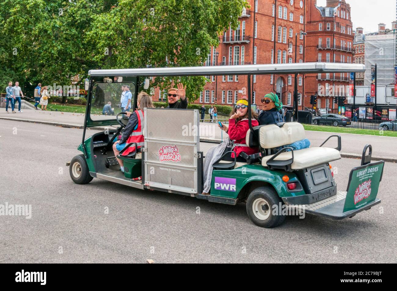 Le buggy elettriche Liberty Drives offrono il trasporto intorno ai Royal Parks di Londra per coloro con mobilità limitata. Mostrato nei Kensington Gardens. Foto Stock