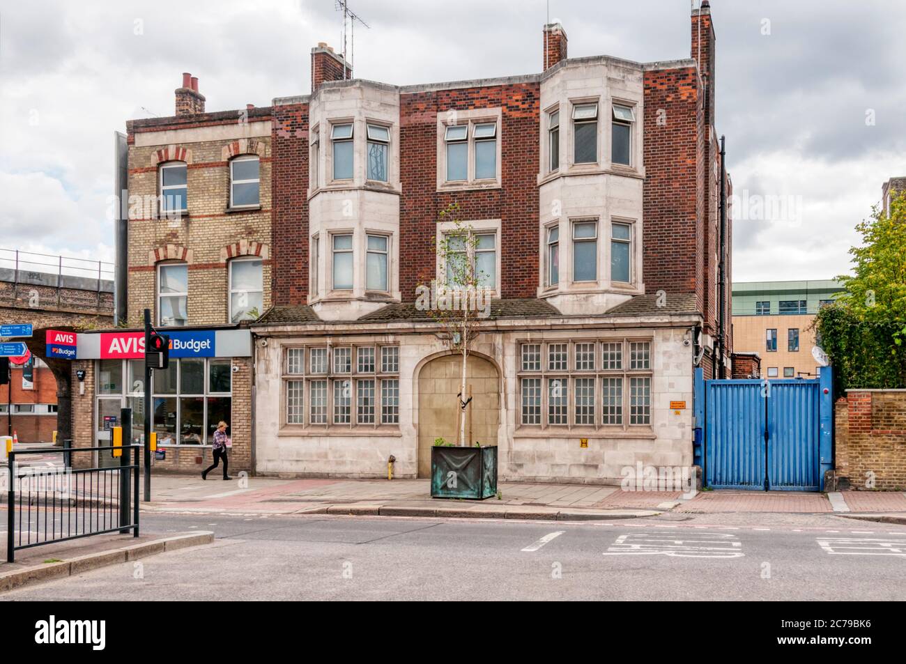 La vecchia stazione di polizia di Nine Elms a Battersea Park Road, Londra. Costruito nel 1925 e classificato localmente. Foto Stock