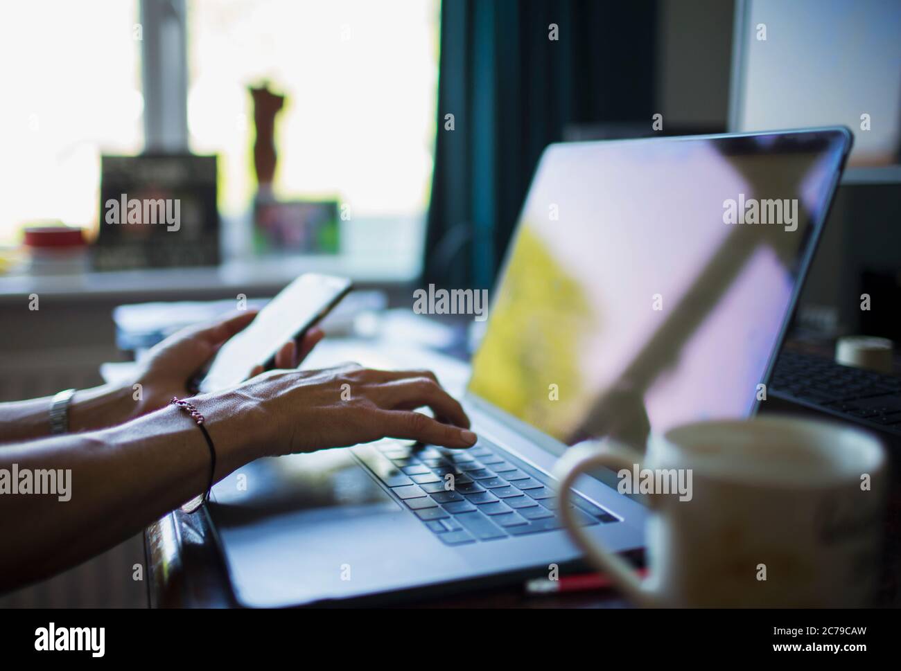 Primo piano donna che lavora da casa al laptop in ufficio Foto Stock