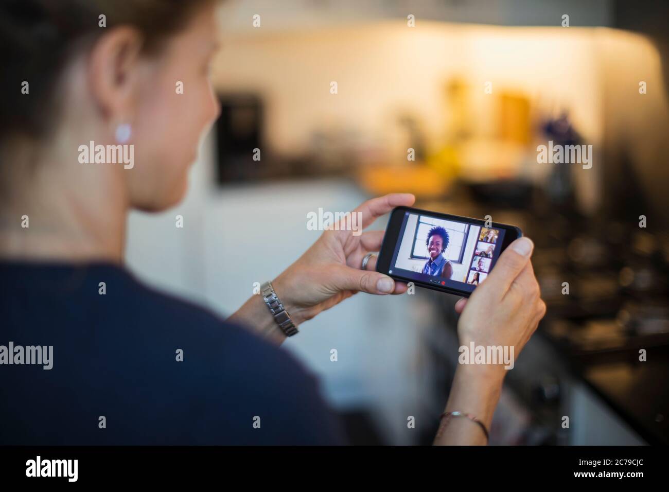 Donna che parla con gli amici sullo schermo dello smartphone Foto Stock