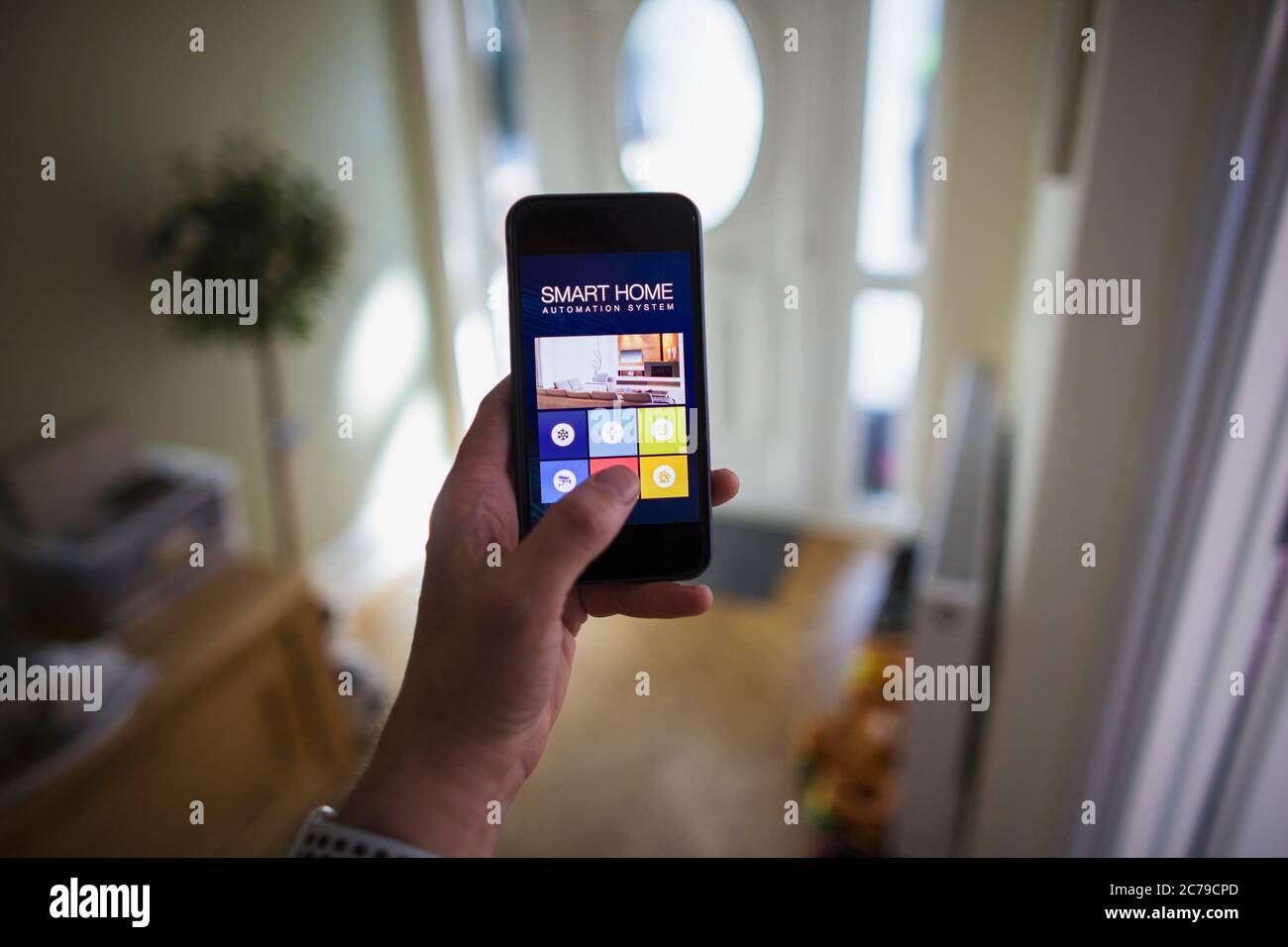 POV Man accesso all'automazione domestica da smartphone Foto Stock