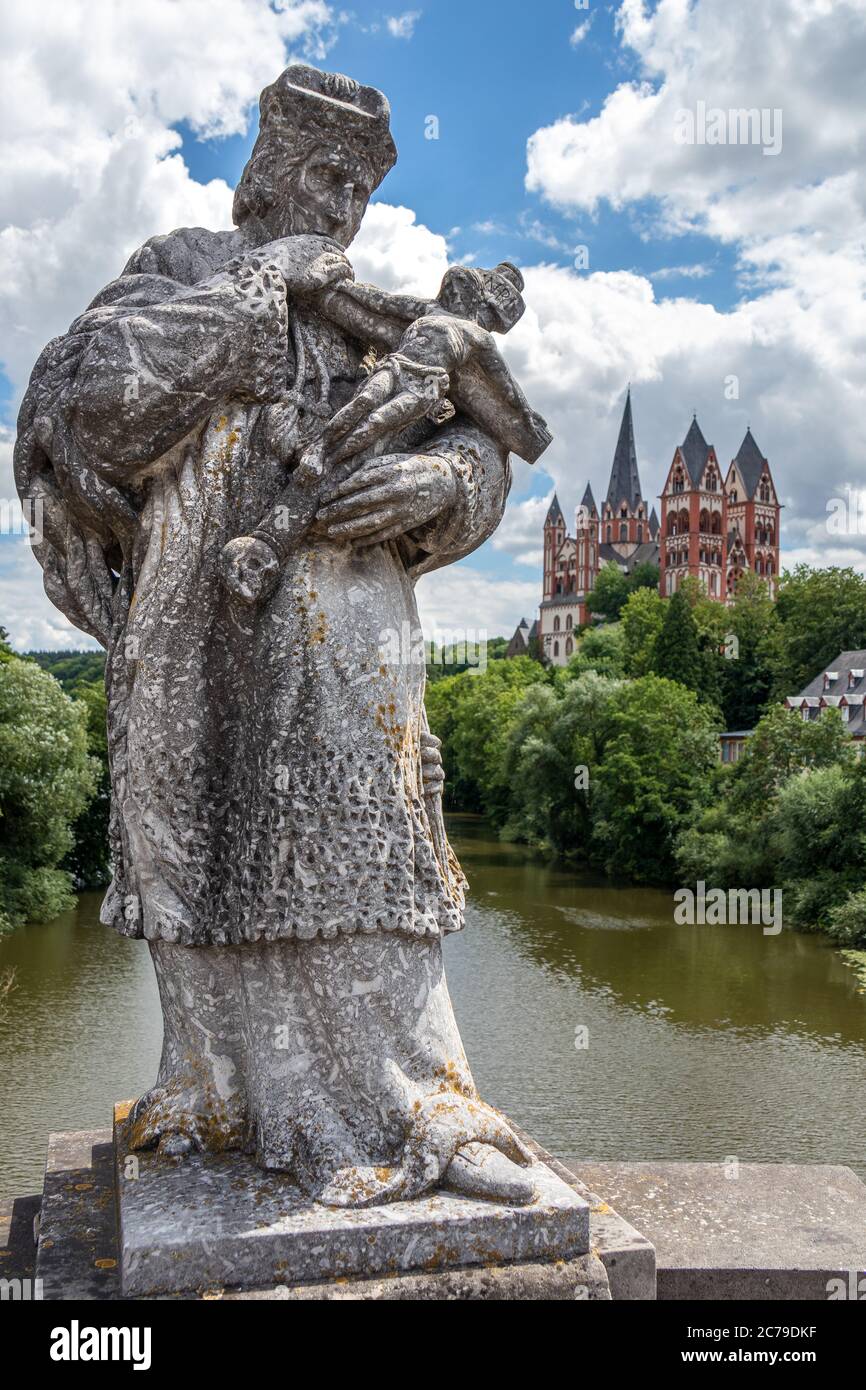 Statua di San Giovanni di Nepomuk sul vecchio ponte di Lahn sul fiume Lahn, di fronte alla cattedrale di San Giorgio di Limburgo, a Limburg an der Lahn, Germania Foto Stock