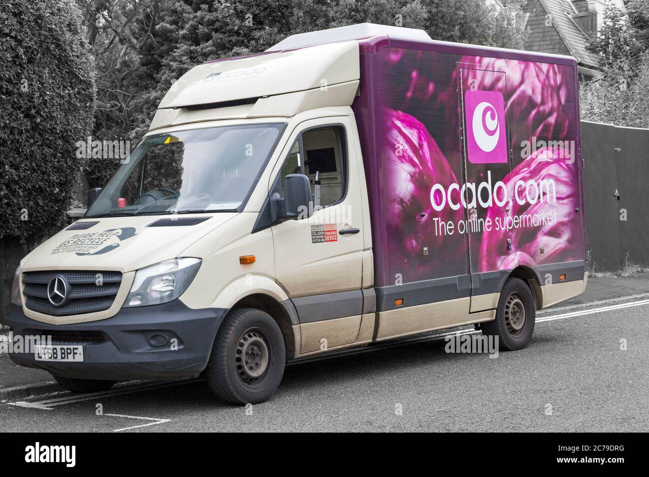 Ocado van, Ocado consegna van, si è fermato in strada per consegnare alimentari a casa a Poole, Dorset UK nel mese di luglio - Ocado camion, Ocado camion in strada Foto Stock