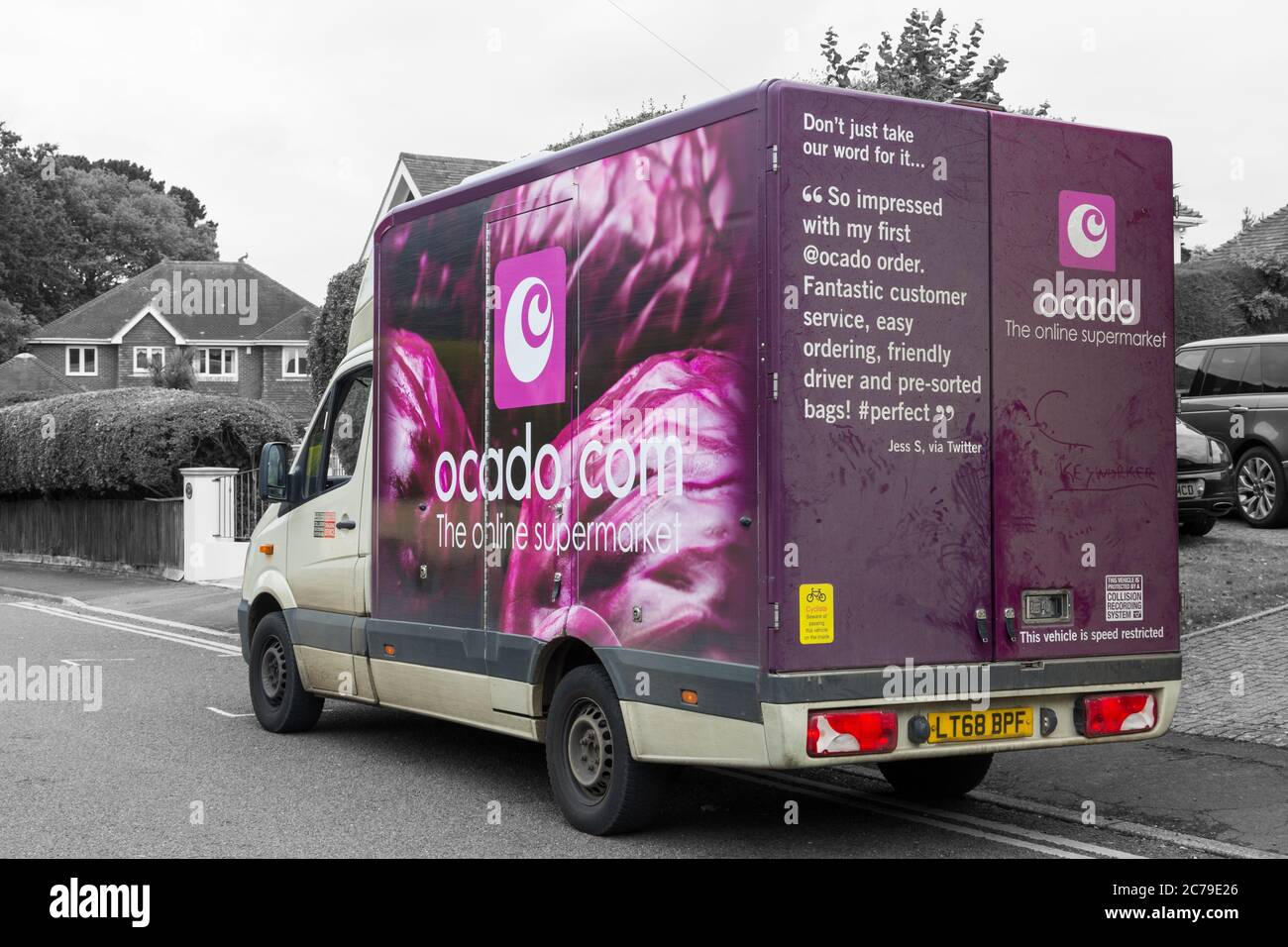 Ocado van, Ocado consegna van, si è fermato in strada per consegnare alimentari a casa a Poole, Dorset UK nel mese di luglio - Ocado camion, Ocado camion in strada Foto Stock