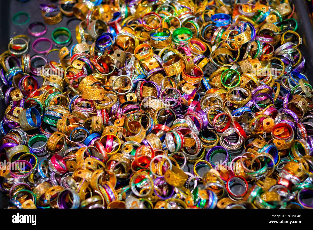 Colorati anelli in metallo in mostra al mercato di Camden a Londra Foto  stock - Alamy