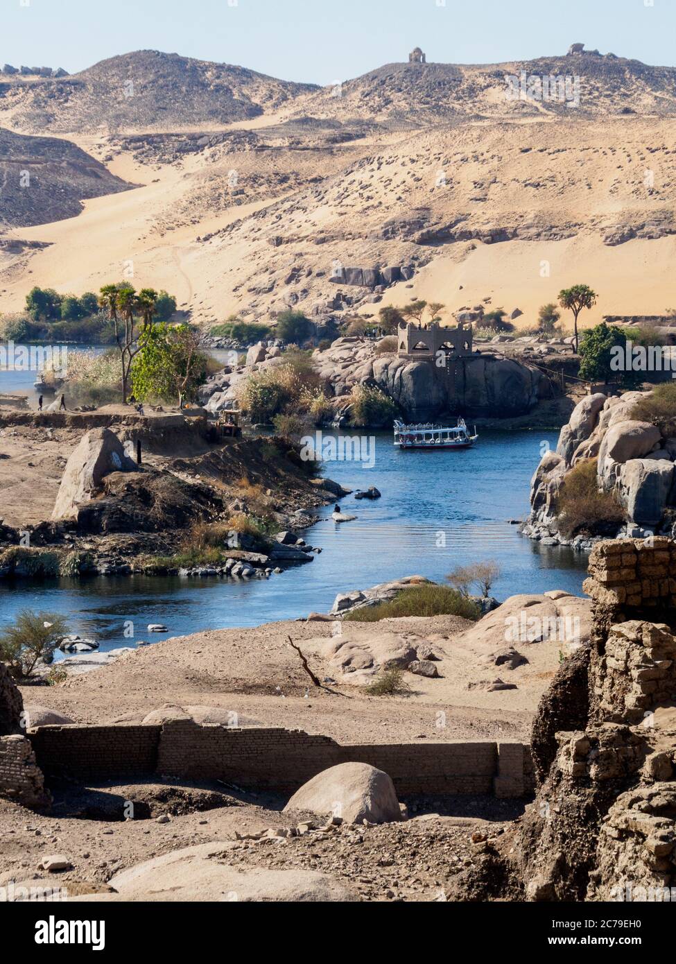 un mix di antiche rovine, il fiume nilo e il deserto equivale a un paesaggio mozzafiato Foto Stock