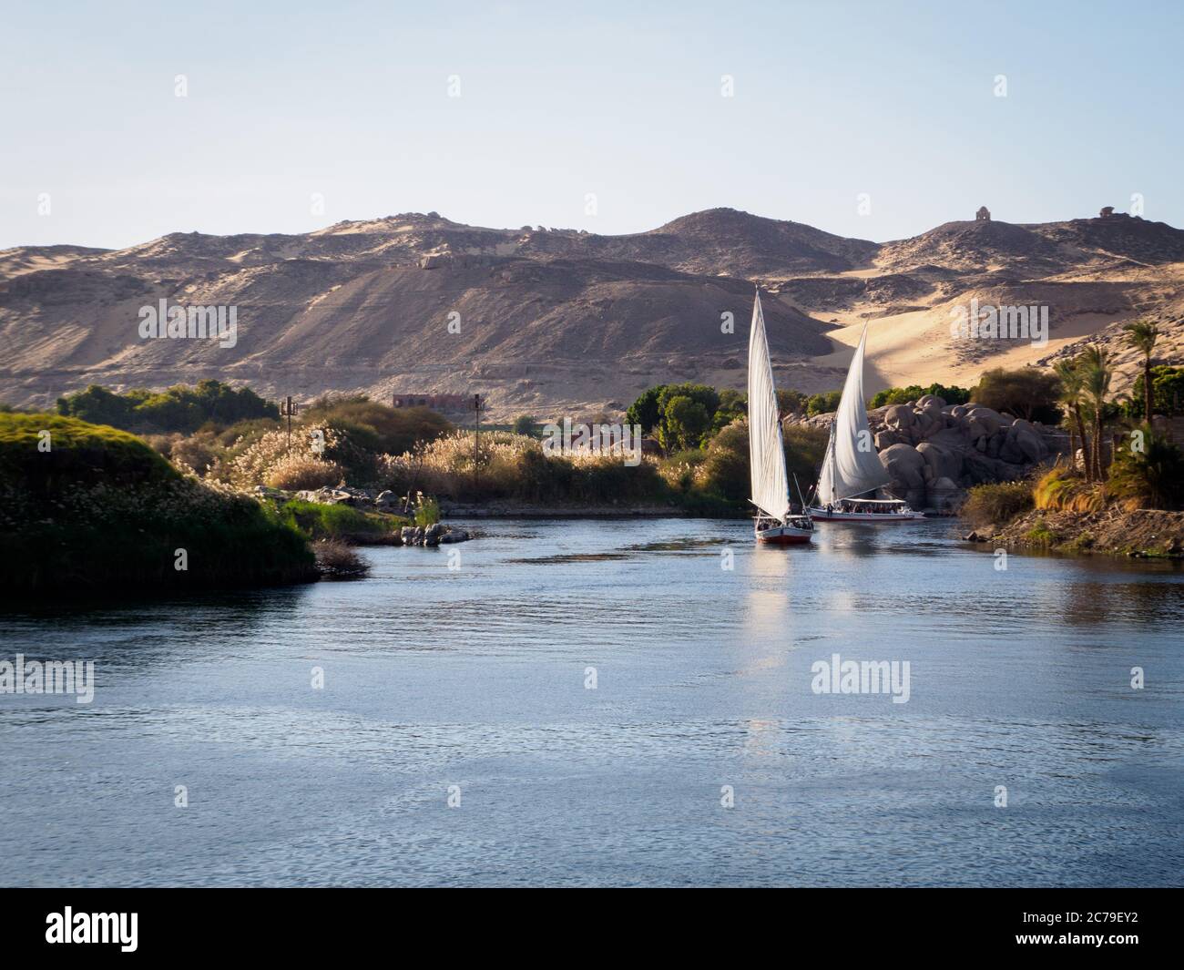 due barche tradizionali, aka feluca, navigano sul fiume nilo vicino ad assuan Foto Stock