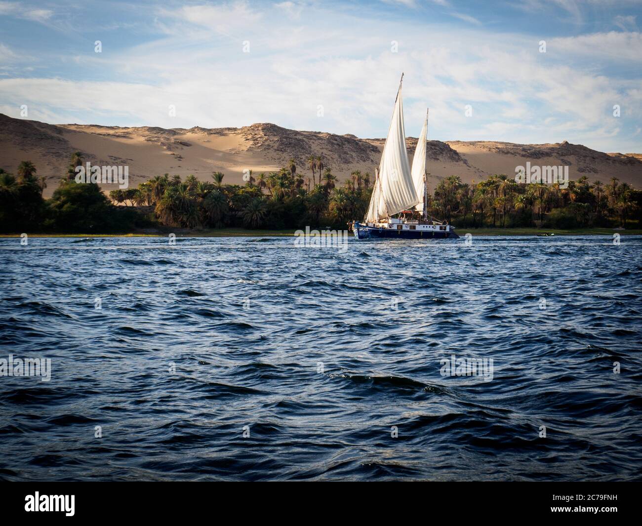 barca a vela sul fiume nilo vicino assuan luxor Foto Stock