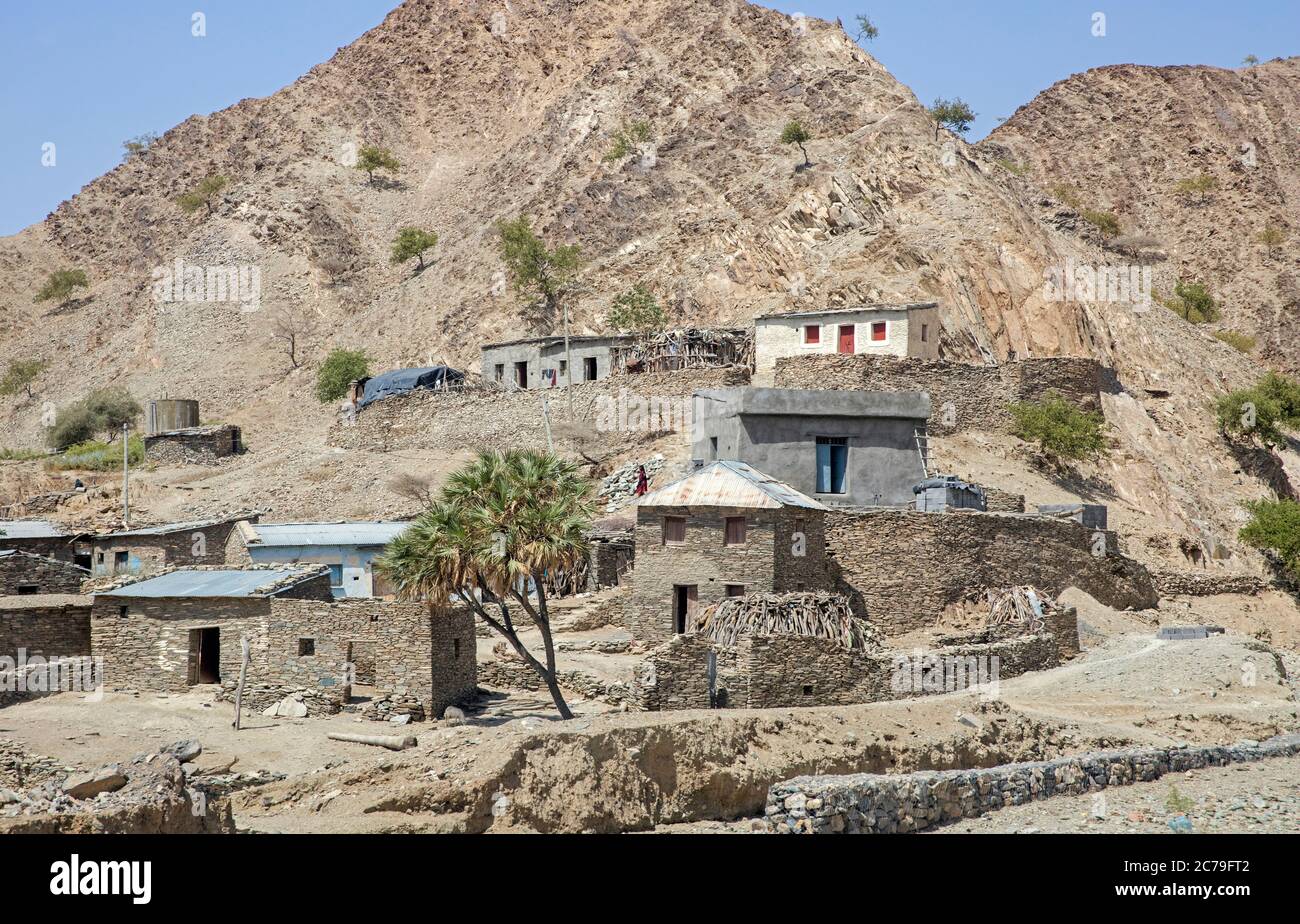 Piccolo villaggio con case di pietra sulla strada per la depressione Danakil nel nord della regione Afar di Etiopia, Africa Foto Stock