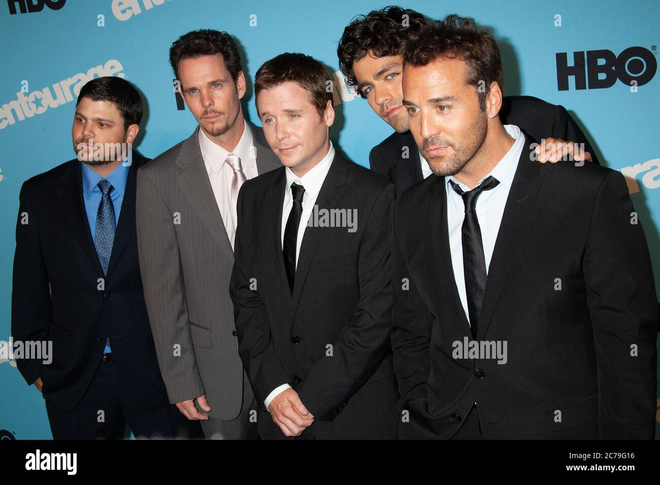 Gli attori Jerry Ferrara, Kevin Dillon, Kevin Connolly, Adrian Grenier e Jeremy Piven partecipano alla premiere della stagione 5 "Entourage" al Teatro Ziegfeld o Foto Stock