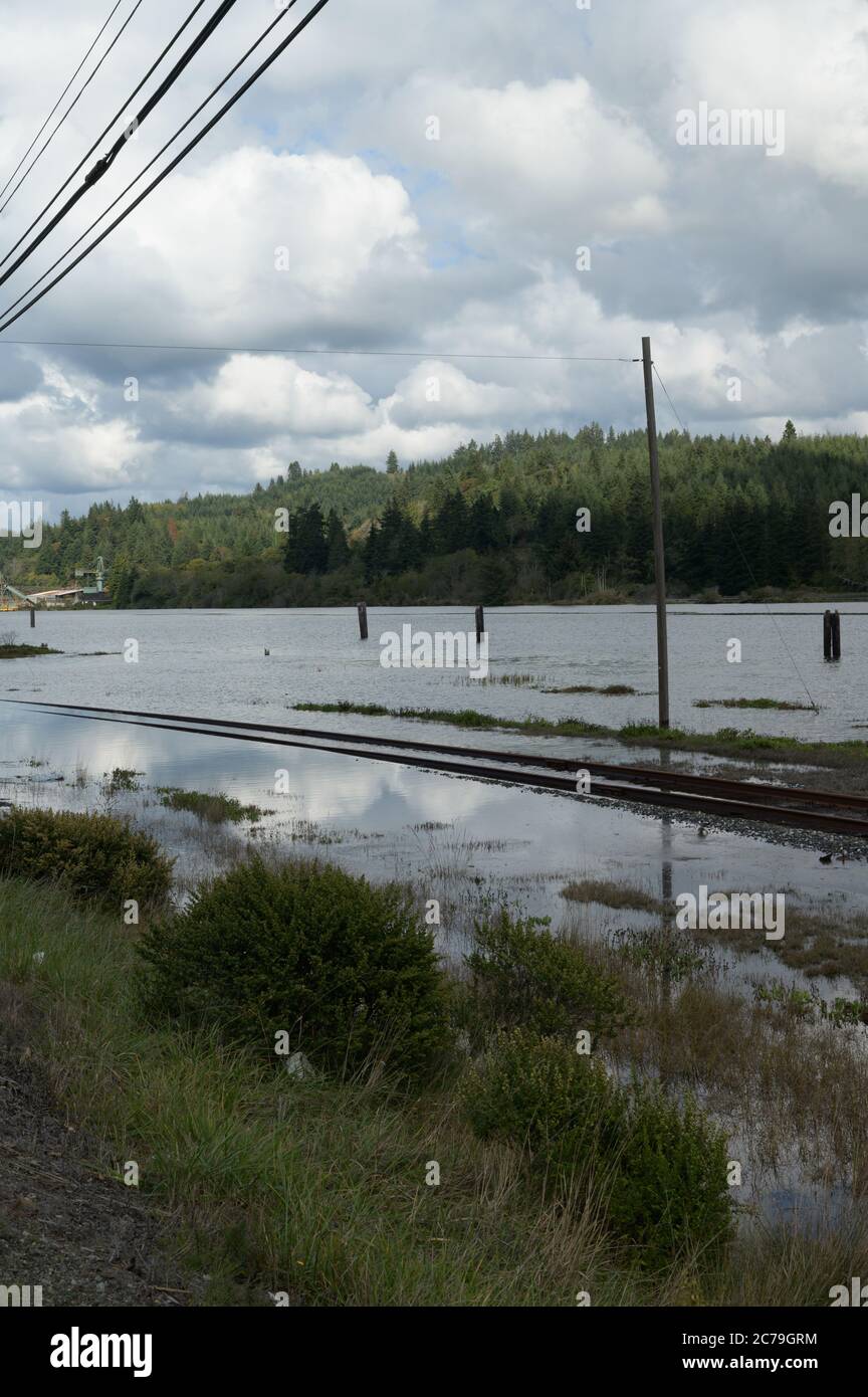 Percorsi in treno allagati in acqua a causa del riscaldamento globale. Immagine verticale. Foto Stock