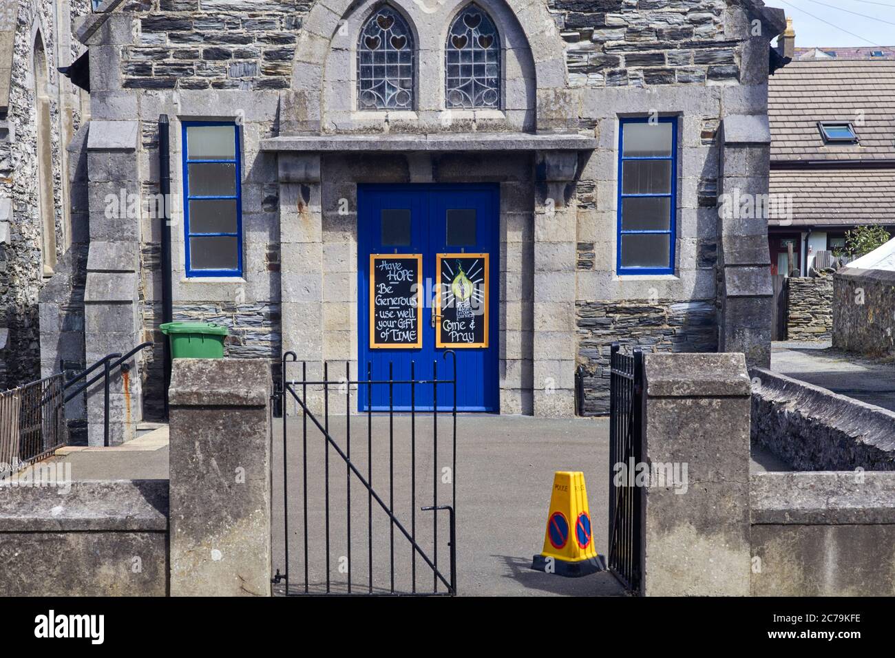 Lavagna scritta in gesso fuori dalla sala della chiesa di Santa Caterina a Port Erin, Isola di Man Foto Stock