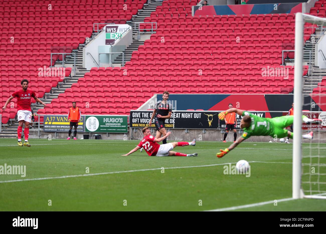 Nick Powell (centro) di Stoke City ha un tiro al traguardo durante la partita del campionato Sky Bet ad Ashton Gate, Bristol. Foto Stock