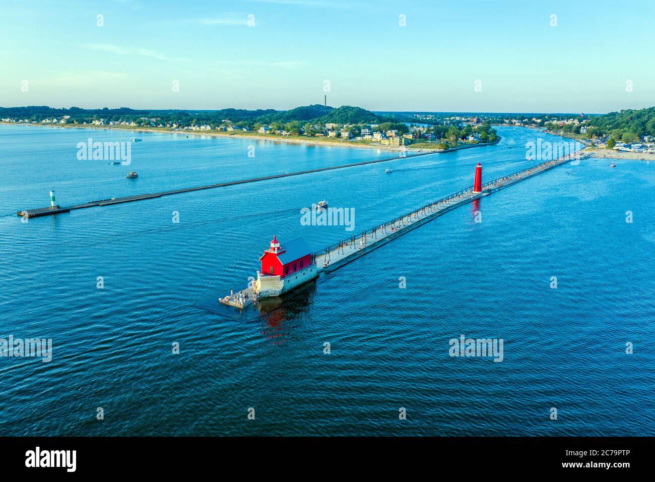 Vista aerea dei fari Grand Haven North e South Pierhead; Grand Haven, Michigan; fari dei grandi Laghi; Lago Michigan Foto Stock
