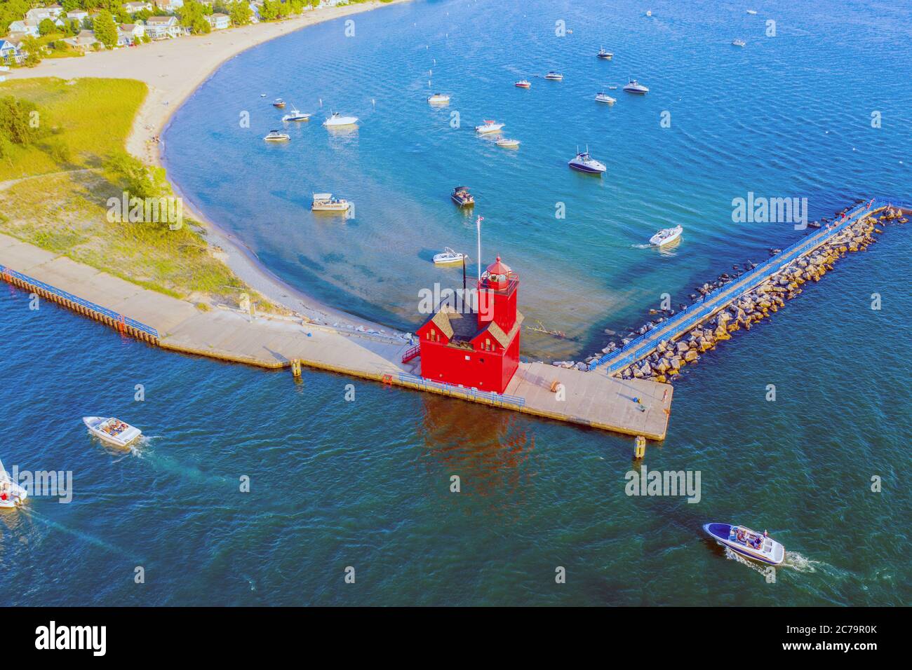Vista aerea del faro di Holland Harbor, il faro Big Red, al canale che collega il lago Macatawa con il lago Michigan; Holland state Park Foto Stock