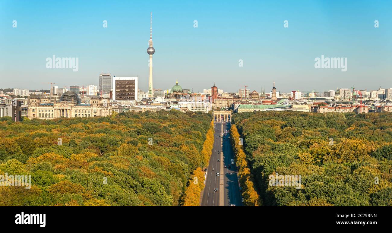 Skyline di Berlino con torre della tv, Brandenburger Tor e Tiergarten Foto Stock