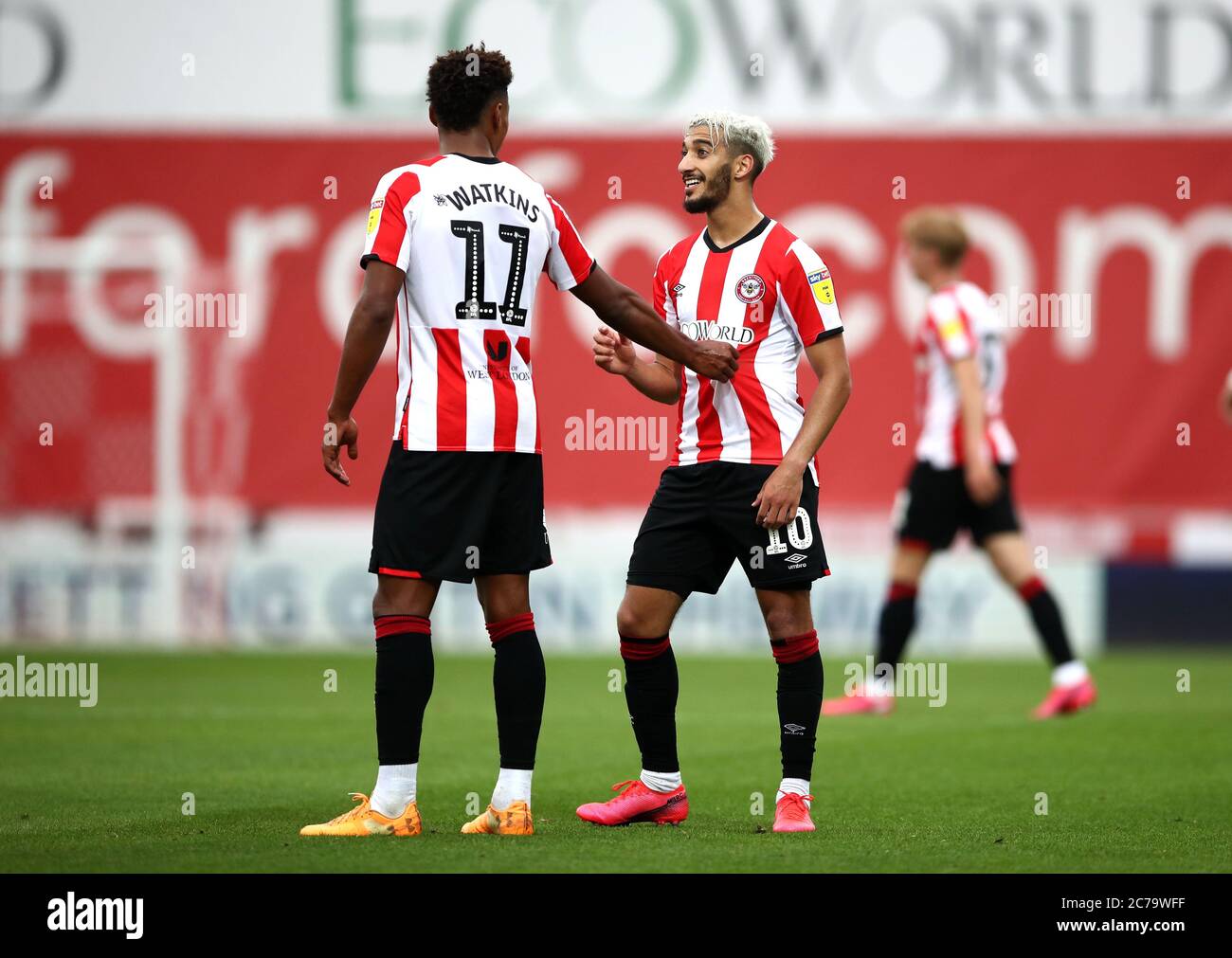 Benrahma (a destra), ha detto di Brentford, parla con Ollie Watkins dopo la partita del campionato Sky Bet al Griffin Park, Londra. Foto Stock