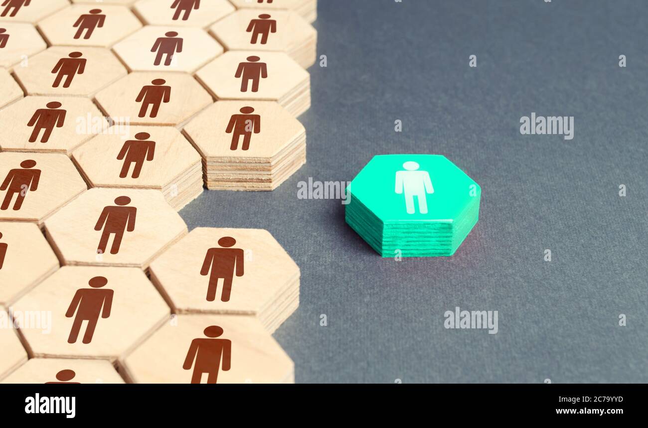 Figurine umane fuori del sistema generale dell'azienda. Separazione dal gruppo, promozione. Essere diversi. Reclutamento di nuovi dipendenti in luoghi vacanti. Chiave per Foto Stock